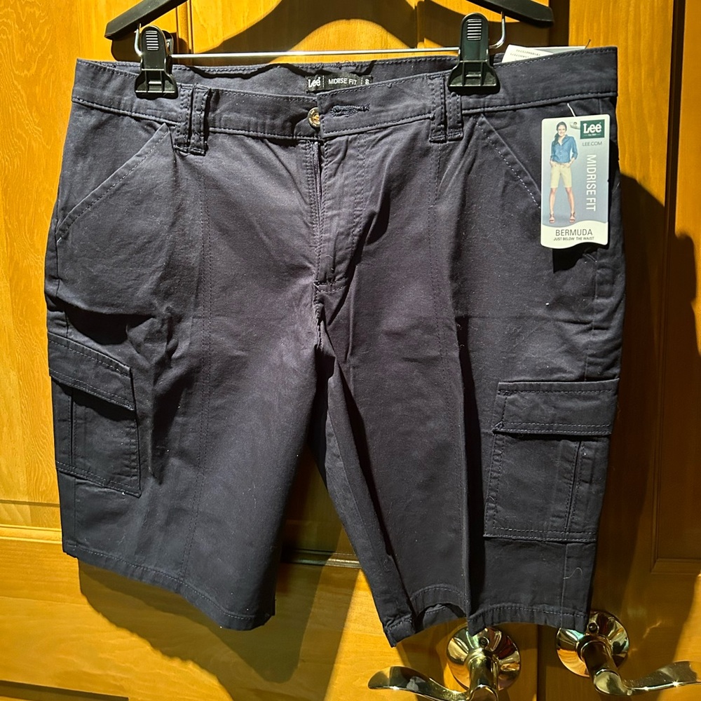 Lee Mid Rise Cargo Shorts, size 14  NWT 🍎